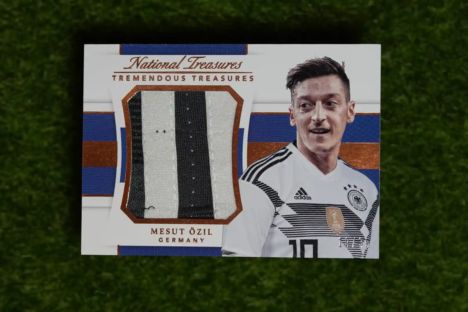 2018 Panini National Treasures Mesut Özil Tremendous Treasures Materials