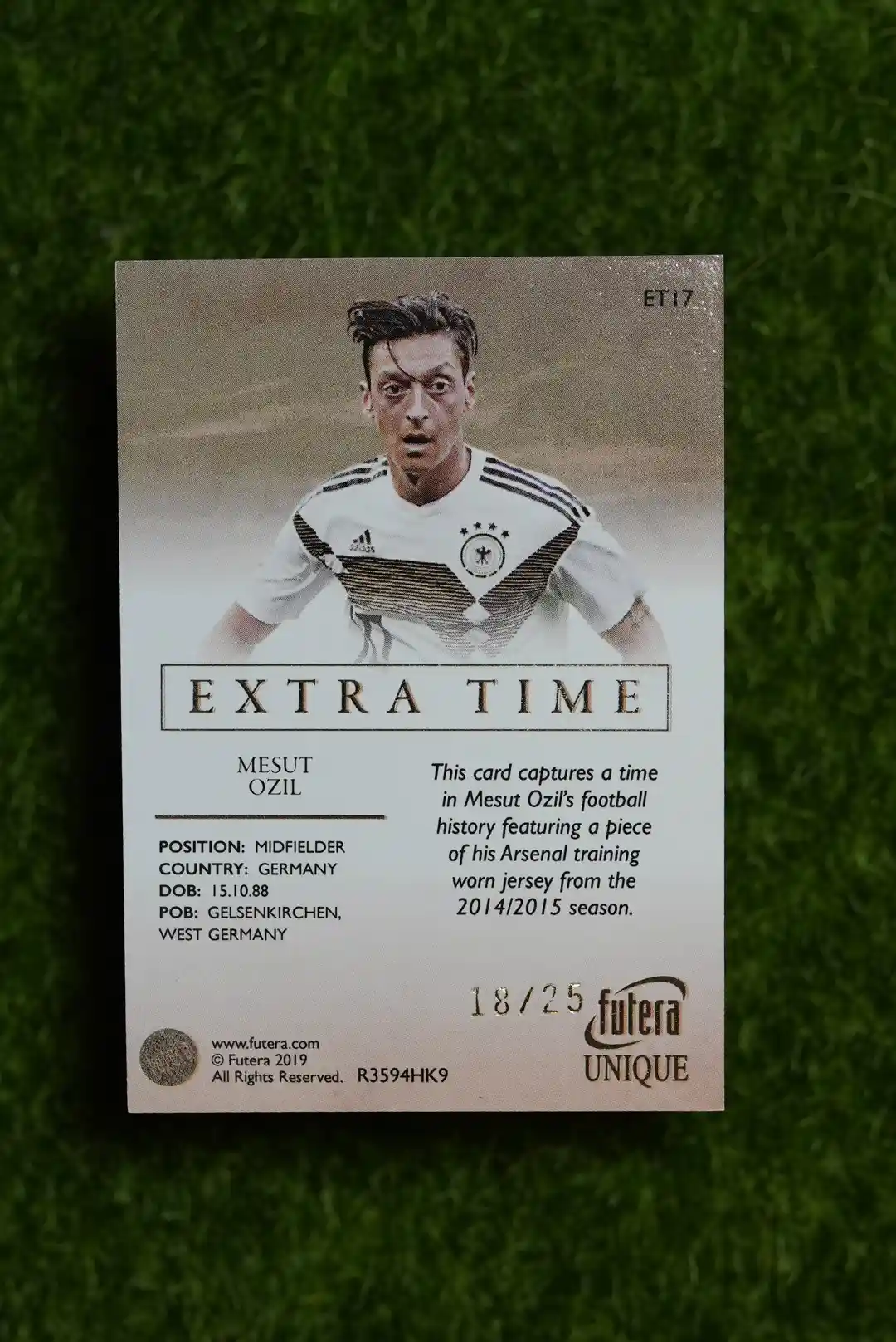 2016 Futera Unique Mesut Özil Extra Time Training Memorabilia 18/25 - Image 2